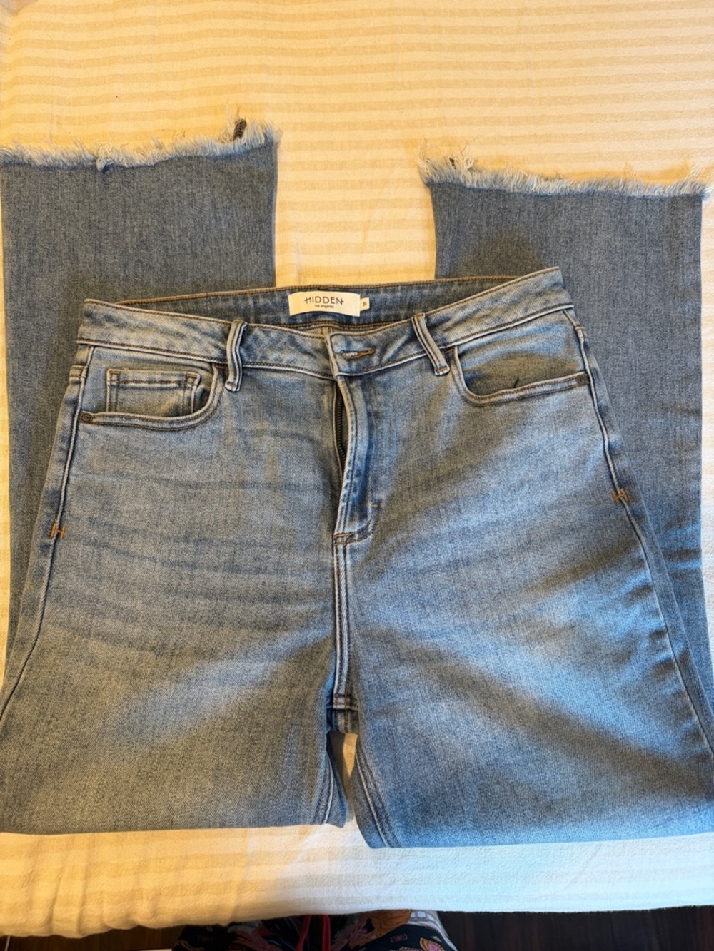 Hidden Light Blue Cropped Raw-Hem Jeans